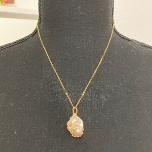Elegant Gold Pearl Pendant Necklace